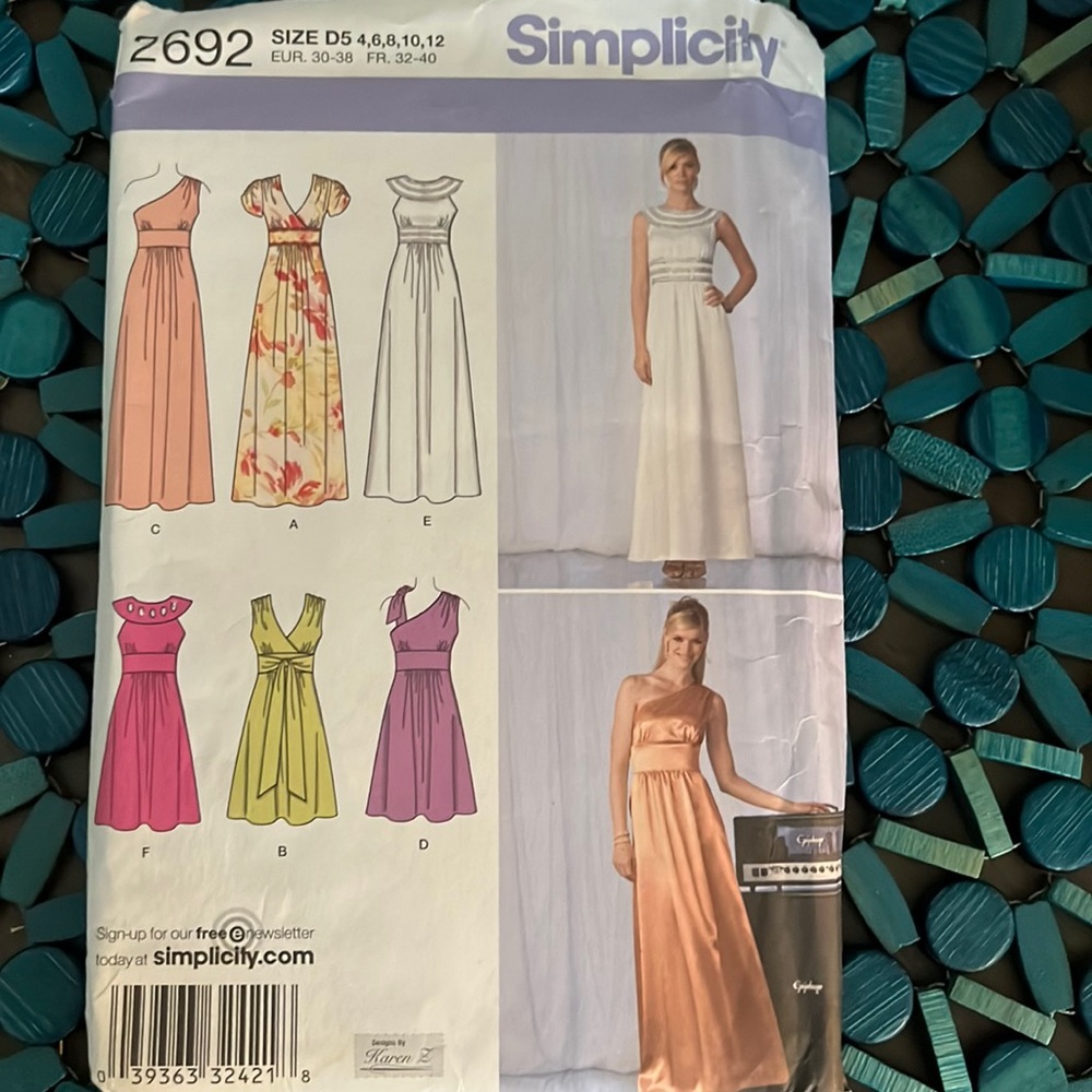 Rare find! Uncut in original condition Simplicity 2692 sz 4-12